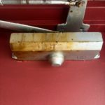 油が漏れているドアクローザー
