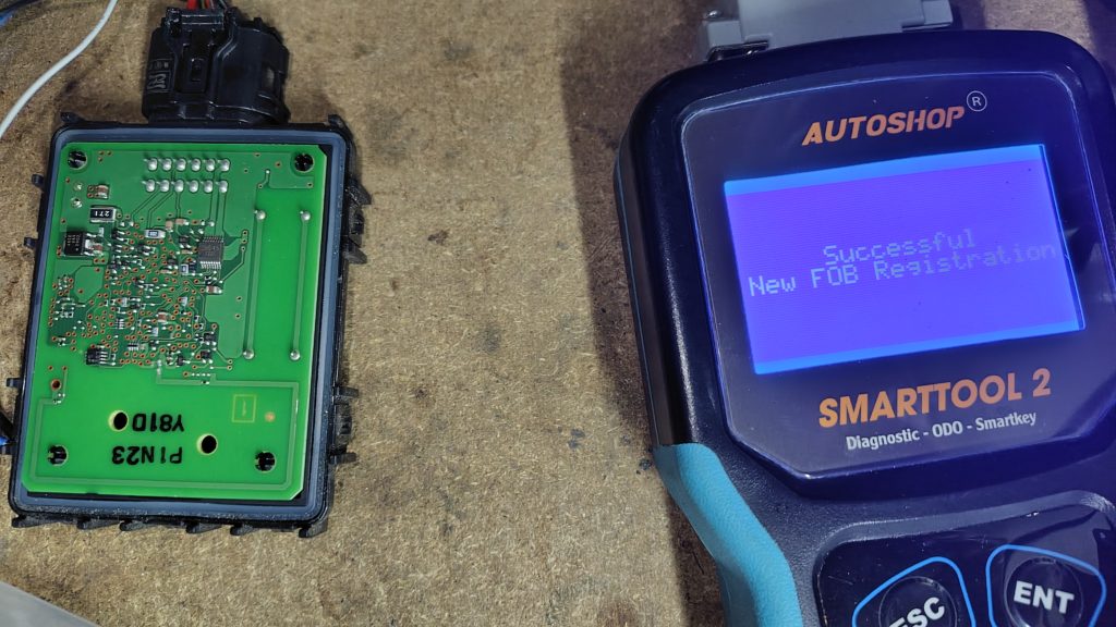 バイクのスマートキー登録用機材と接続中