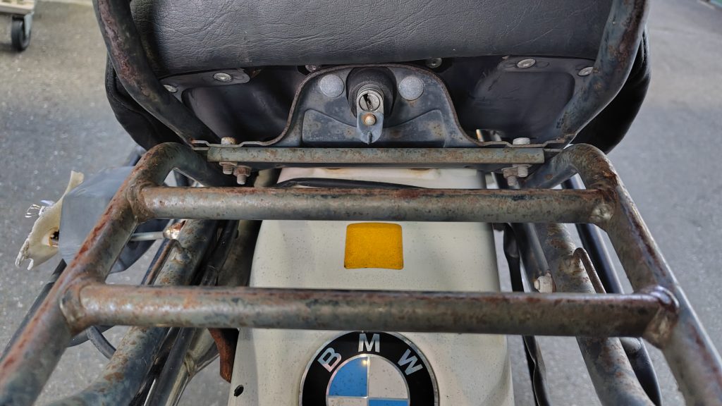 シート下のキーシリンダー